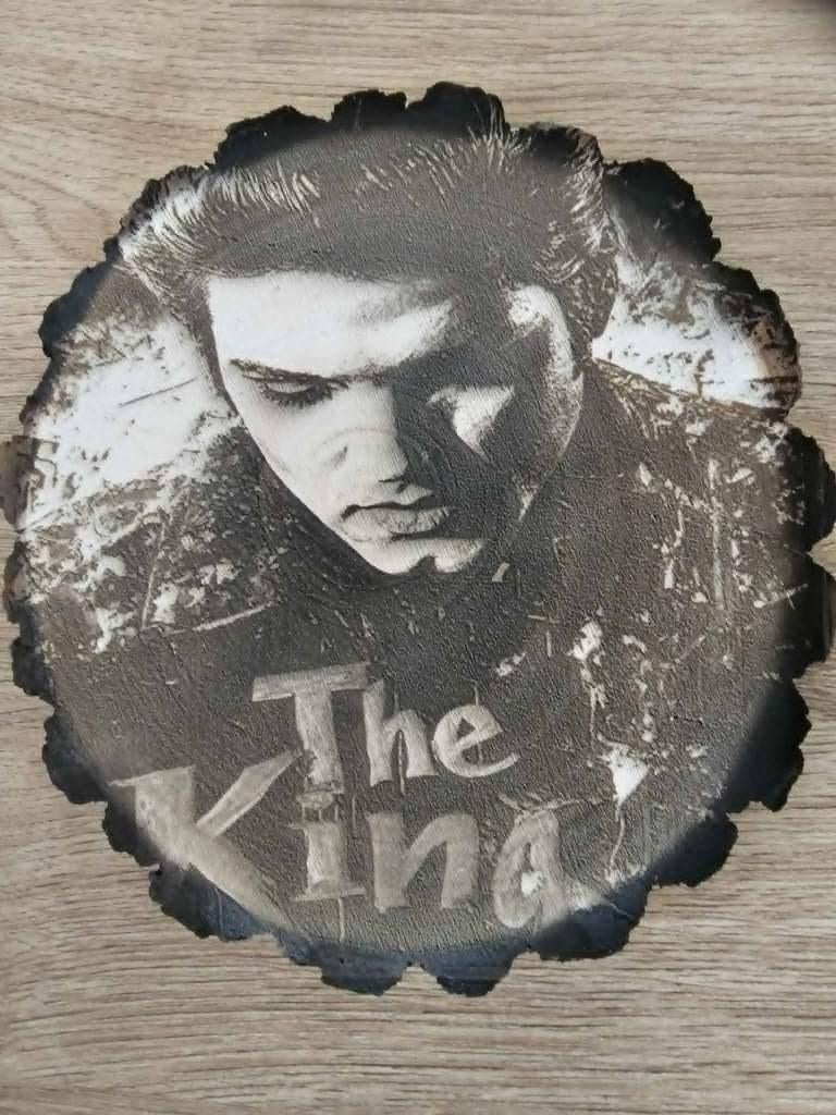 Elvis presley laser gravure op ronde schors plaat 18cm 15€, Enlèvement ou Envoi
