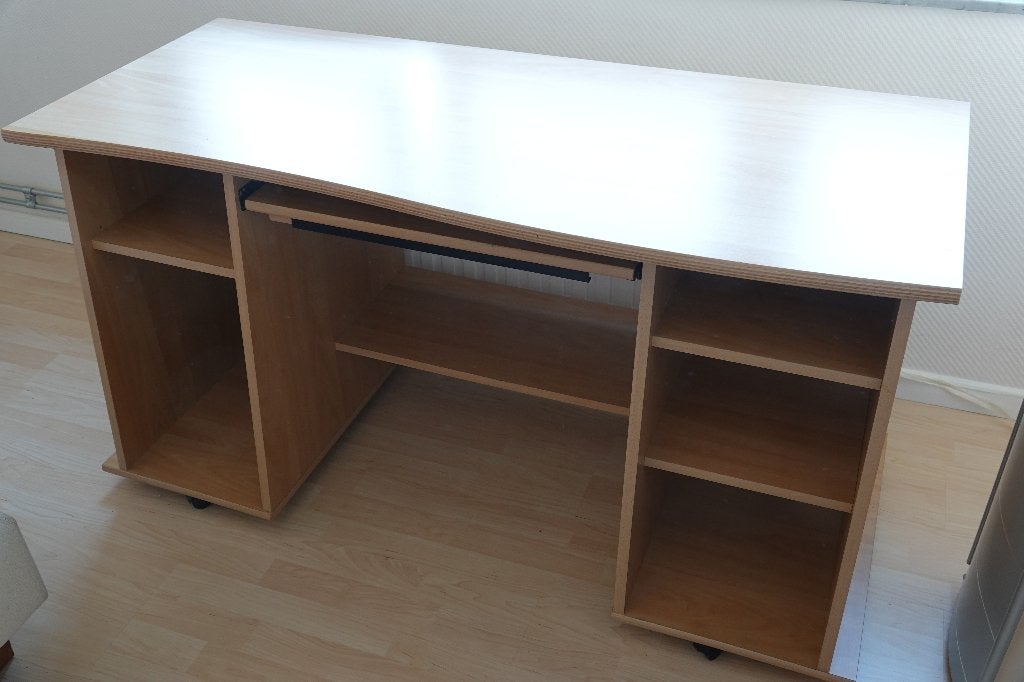 Bureau, Maison & Meubles, Bureaux, Utilisé, Bureau d'ordinateur, Autres marques, Moderne, Bois, Avec roues, Espace de rangement