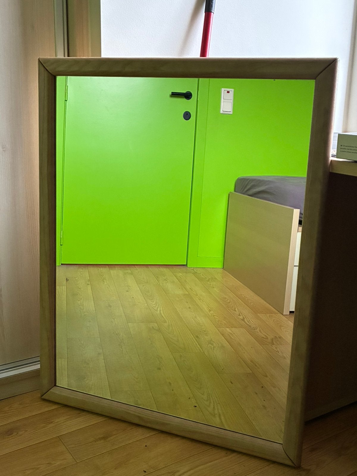 Spiegel houten rand 94 op 74 cm, Moins de 100 cm, Comme neuf, Enlèvement, 50 à 75 cm
