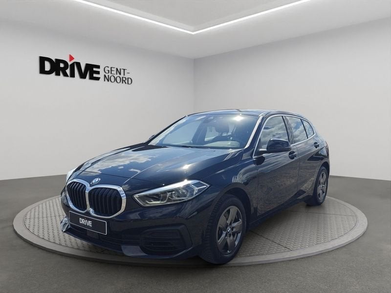 BMW Série 1 116i *PDC/APP Connect/GPS*, Auto's, BMW, Voorwielaandrijving, Gebruikt, Zwart, Zwart