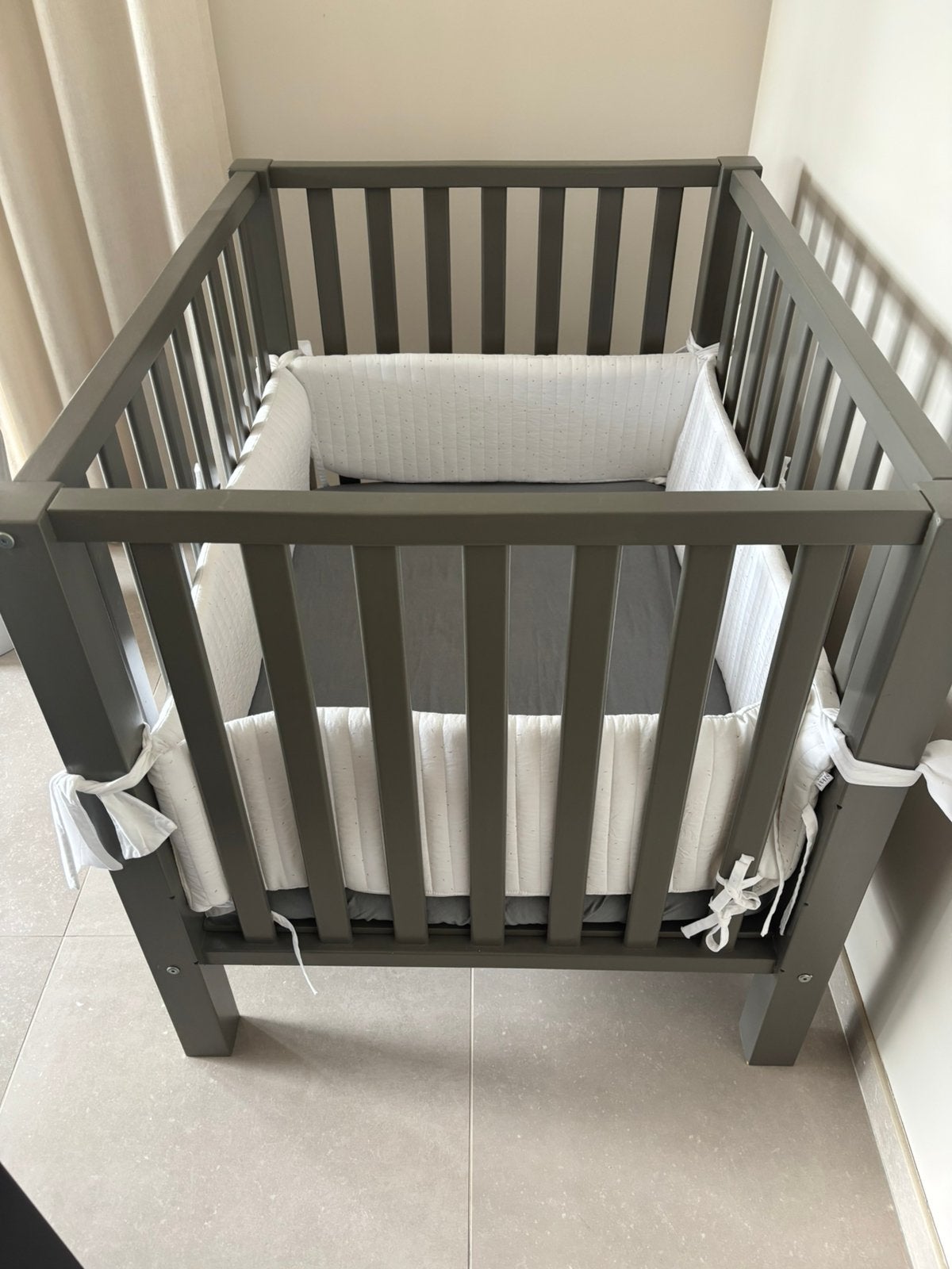 Park grijs met witte omranding, Kinderen en Baby's, Babyparken, Ophalen, Zo goed als nieuw, In hoogte verstelbaar