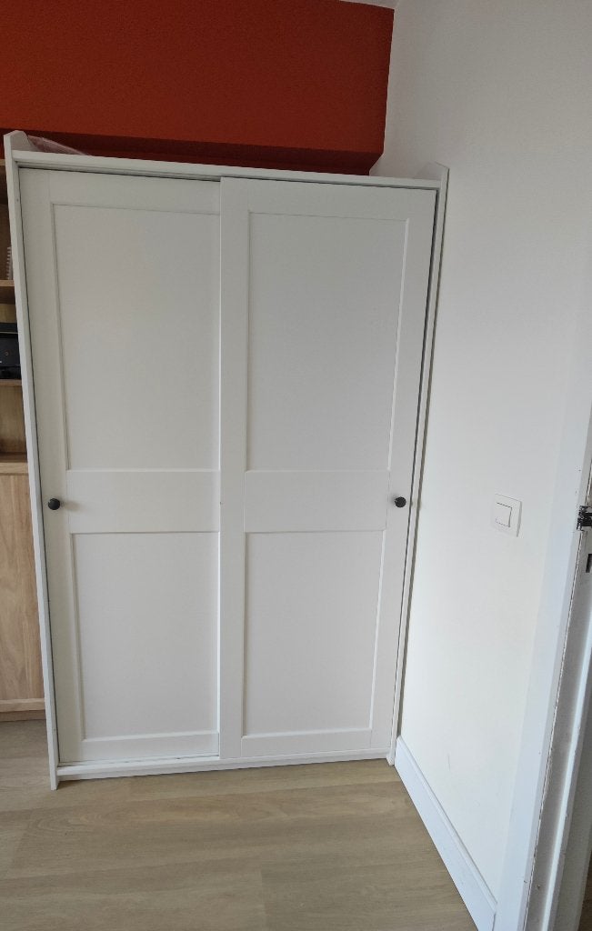 Armoire à deux portes coulissantes en très bon état., Comme neuf, 100 à 150 cm, 50 à 75 cm, 150 à 200 cm