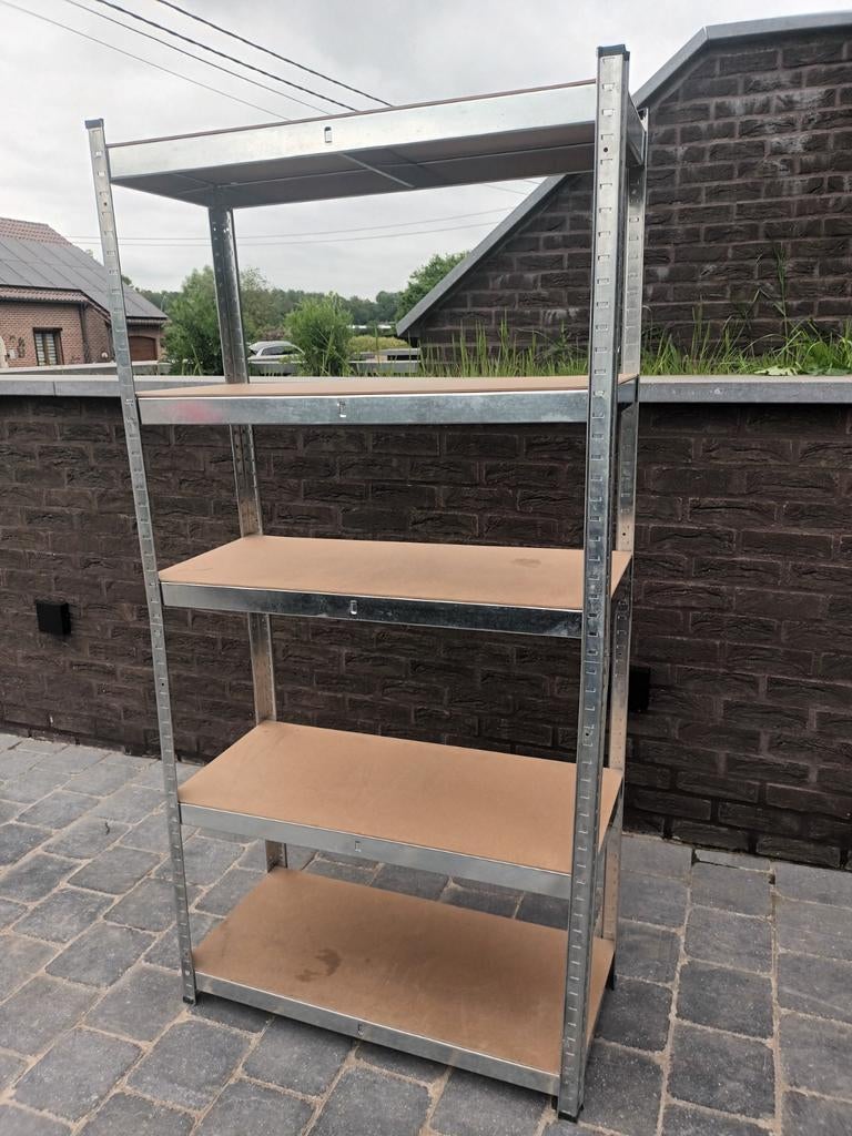 Metalen plank voor opslag in de garage