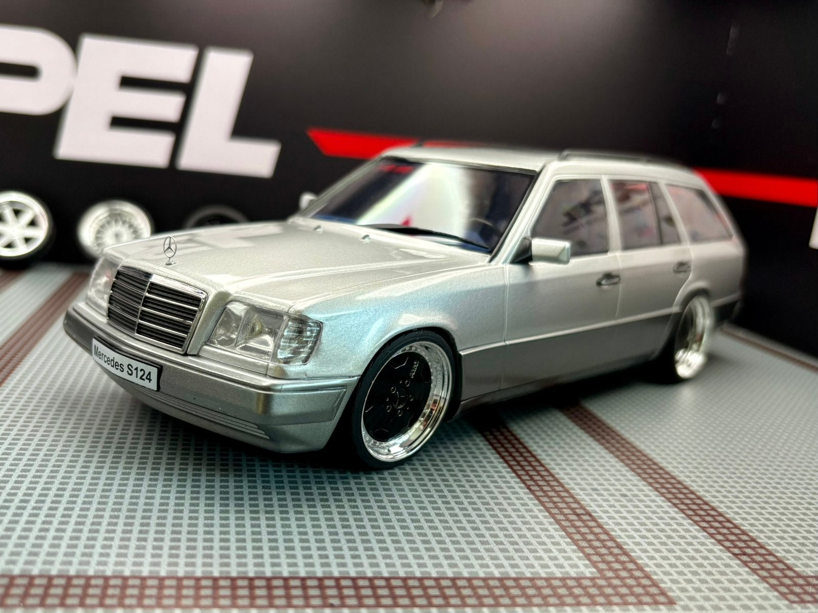 1:18 Mercedes E-class t- model 1995, Ophalen of Verzenden, Zo goed als nieuw