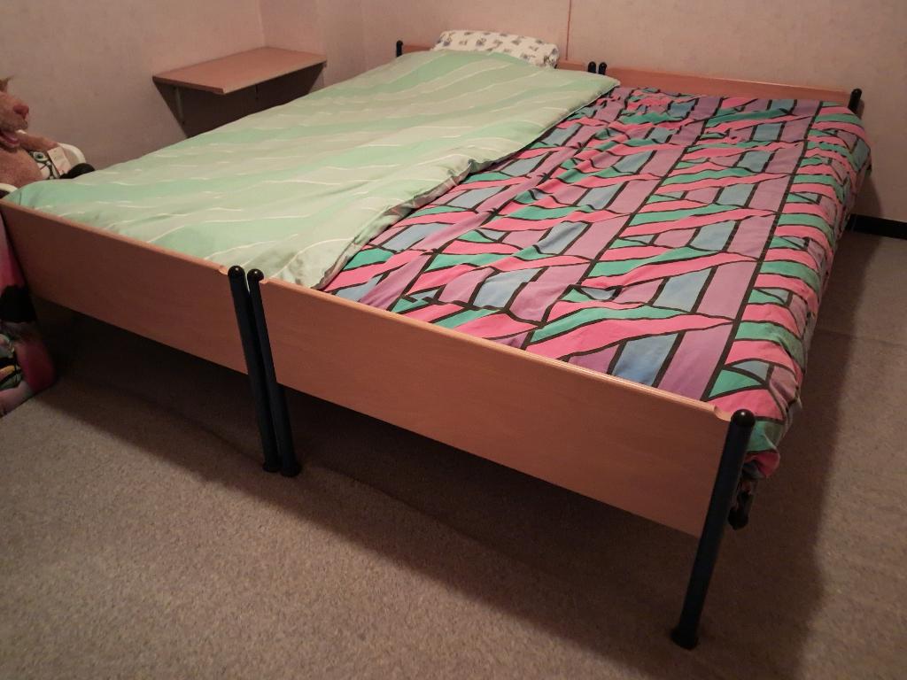 Slaapkamer : 2 x 1-persoonsbedden met 3-delige kleerkast, Huis en Inrichting, Ophalen, Gebruikt, Eenpersoons, Bedden met hout en aluminium afgewerkt