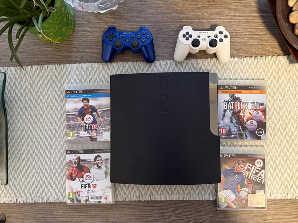 PS3 Slim + 2 manettes officielles Sony + jeux + câbles, Games en Spelcomputers, Spelcomputers | Sony PlayStation 3, Zo goed als nieuw