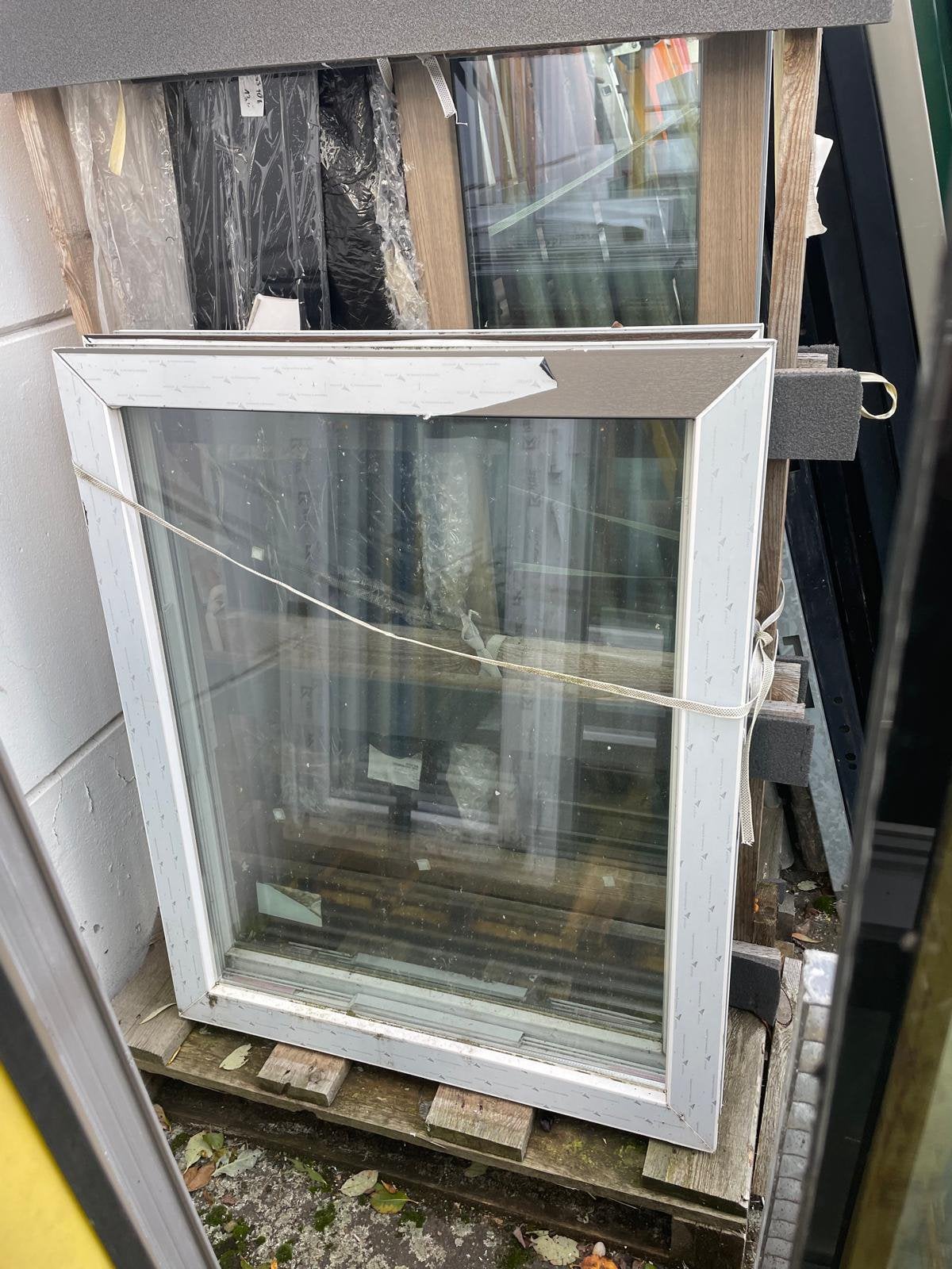 Nouvelle fenêtre en PVC 81 x 101 cm — blanc/gris, Bricolage & Construction, Neuf, Double vitrage, Fenêtre de façade ou Vitre, Enlèvement