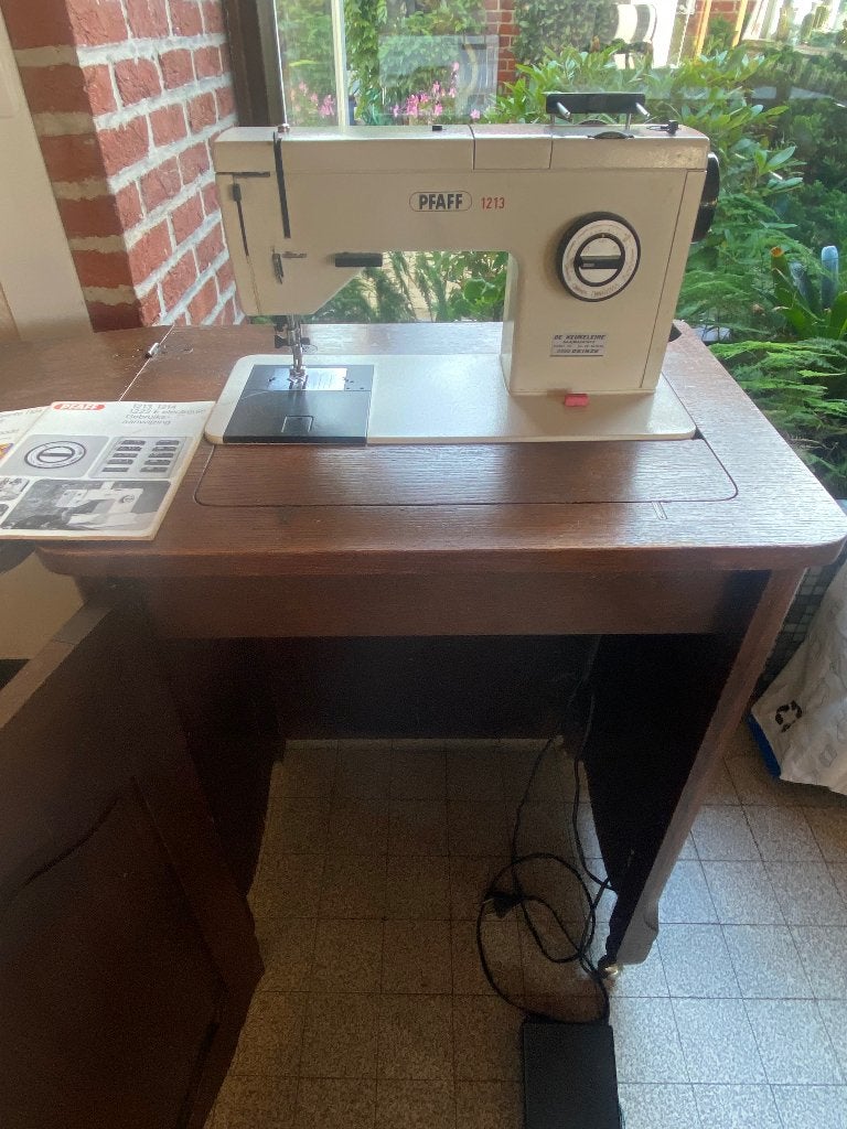 Naaimachine in meubel, Hobby en Vrije tijd, Ophalen, Gebruikt, Naaimachine, Pfaff