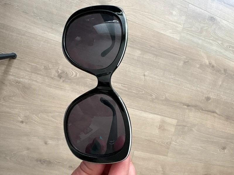 Nieuw! Leuke zwart zonnebril met wit boordje , categorie 3, Handtassen en Accessoires, Zonnebrillen en Brillen | Dames, Ophalen of Verzenden