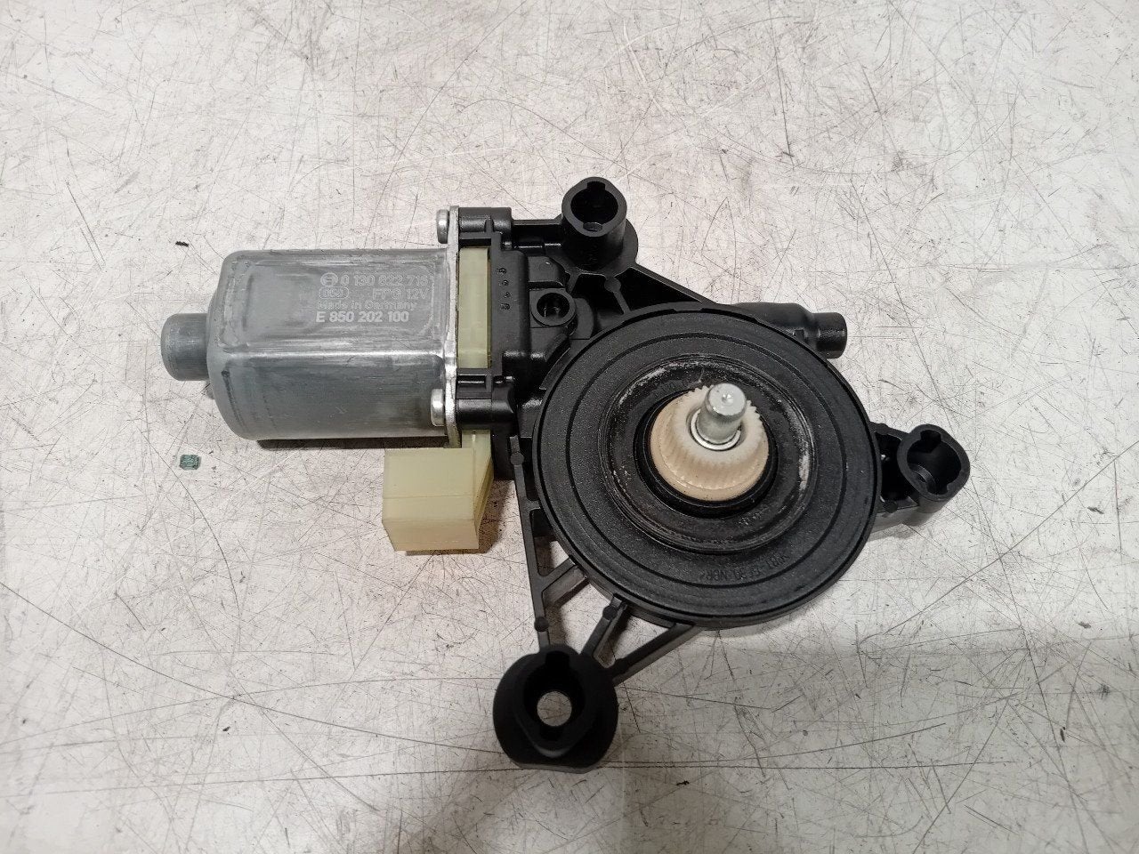 Motor raammechaniek elektrisch rechts voor Skoda Karoq, Onderdelen@venauto.nl, Van der Ven Autorecycling B.V., Ettenseweg 76, 4706 PB Roosendaal, The Netherlands