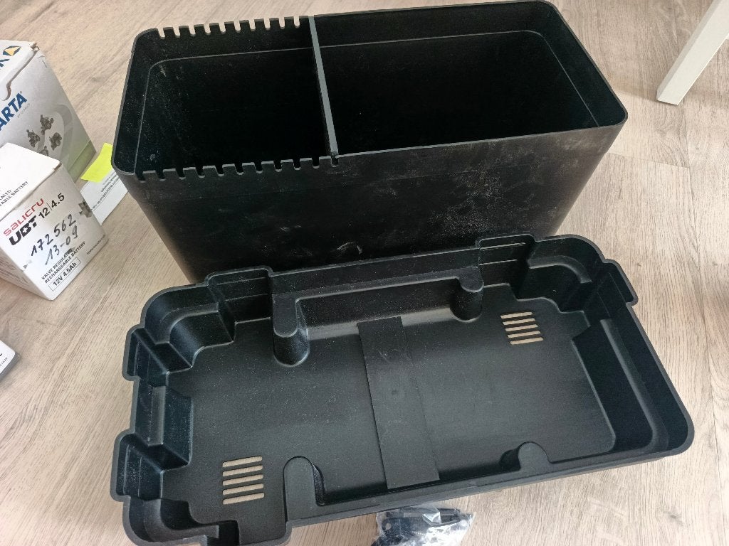 Boîte  coffre de protection pour batterie neuf, Autos : Pièces & Accessoires, Neuf