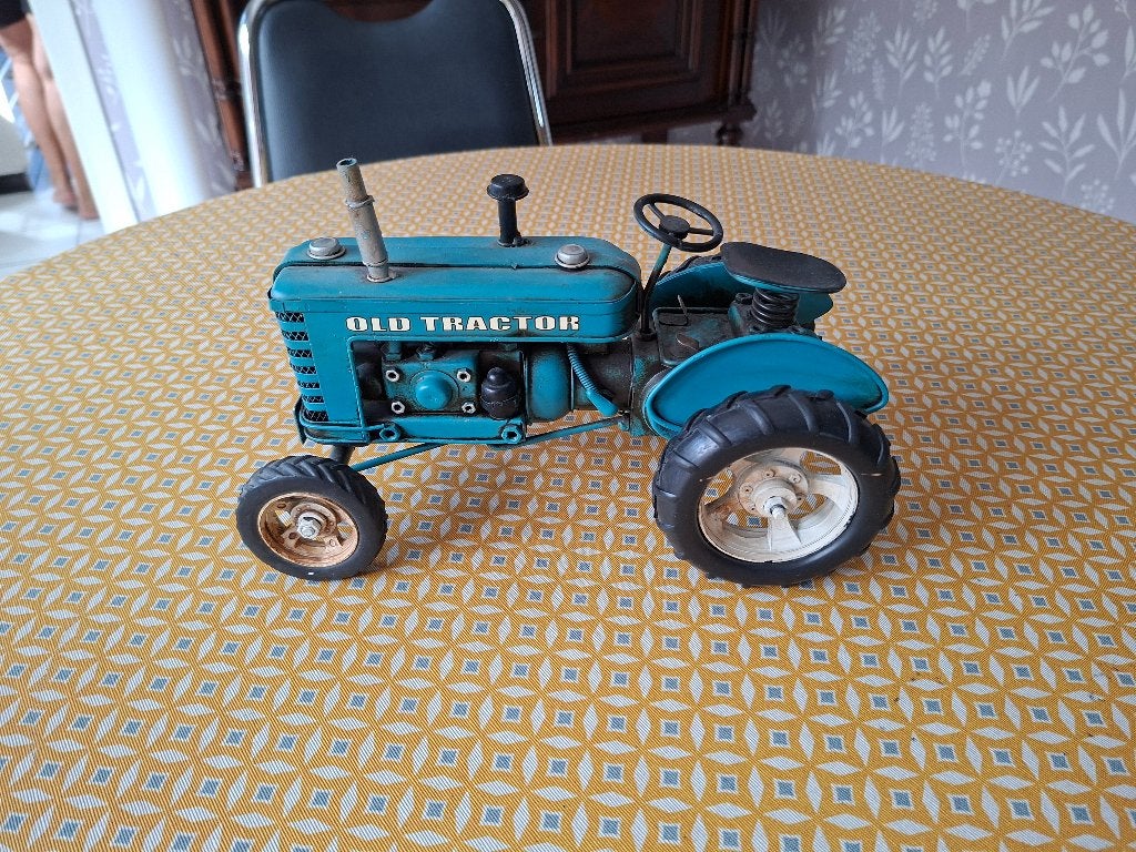 Ijzeren tractor in prima staat, Ophalen