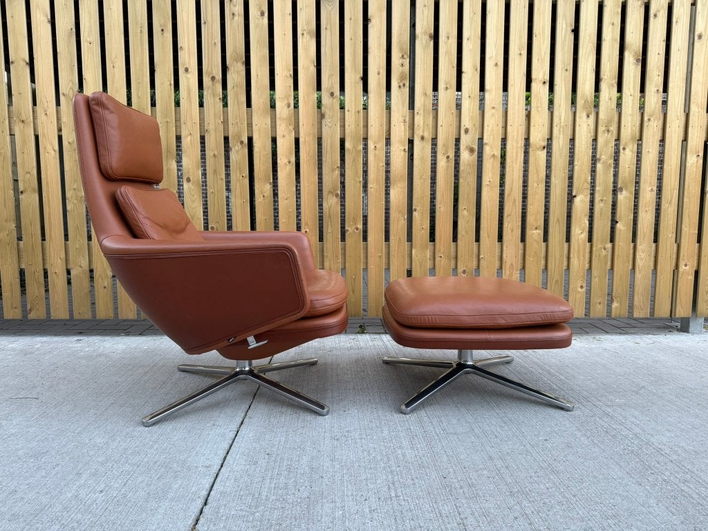 Vitra Grand Relax fauteuil met ottoman in cognac leder, Huis en Inrichting, Fauteuils, Zo goed als nieuw, Leer, Metaal, 50 tot 75 cm