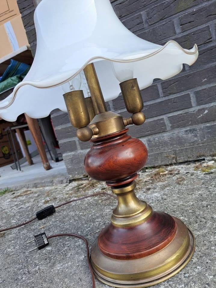 Vintage Tafellamp in hout met witte glazen kap, Vintage, Met kap, E14 (klein), Ophalen of Verzenden