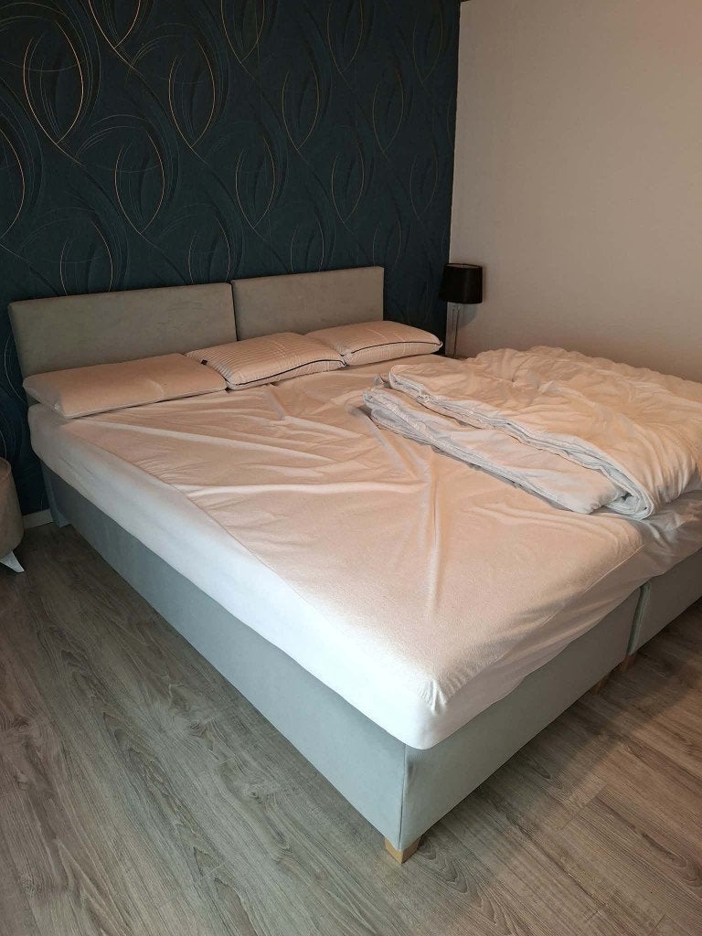 Lit double 180 cm – 100 € (175 avec matelas), Maison & Meubles, Chambre à coucher | Lits, Tissu, Comme neuf, Enlèvement, 180 cm