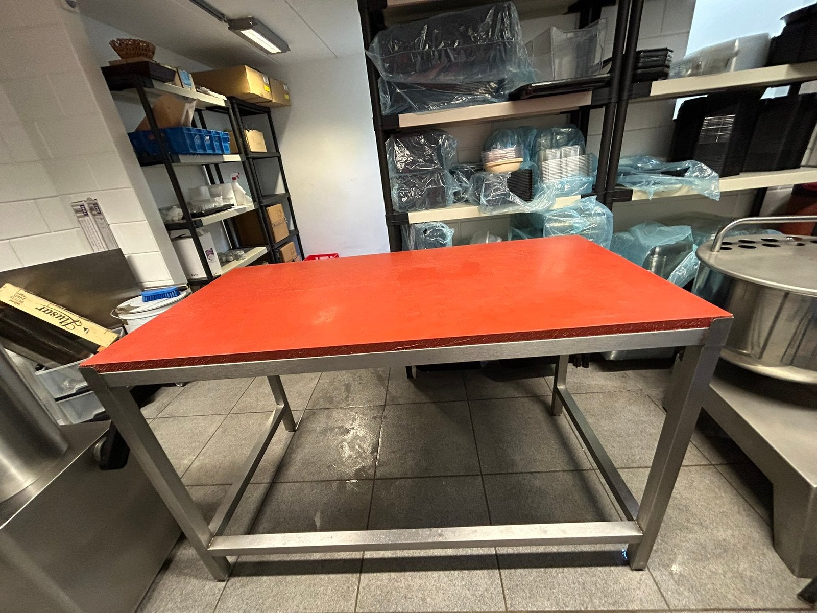 150 cm roestvrijstalen snijtafel met rood HDPE-blad
