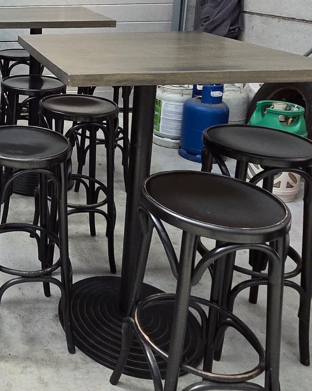 Bartafel met 4 barkrukken Thonet, Ophalen