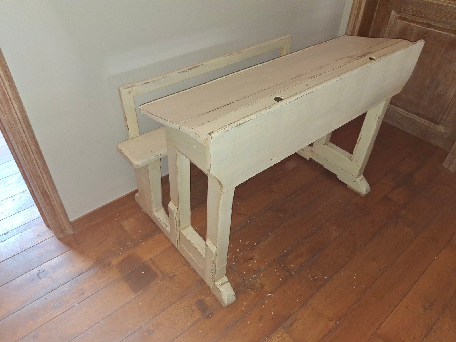 Ancien banc d'école, Enlèvement