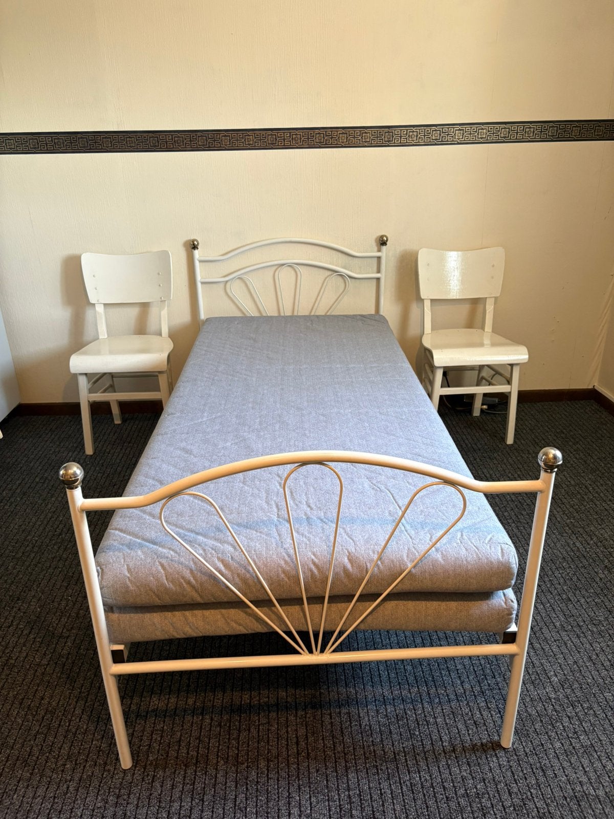 Bed met metalen frame, Ophalen, Zo goed als nieuw, Verstelbaar