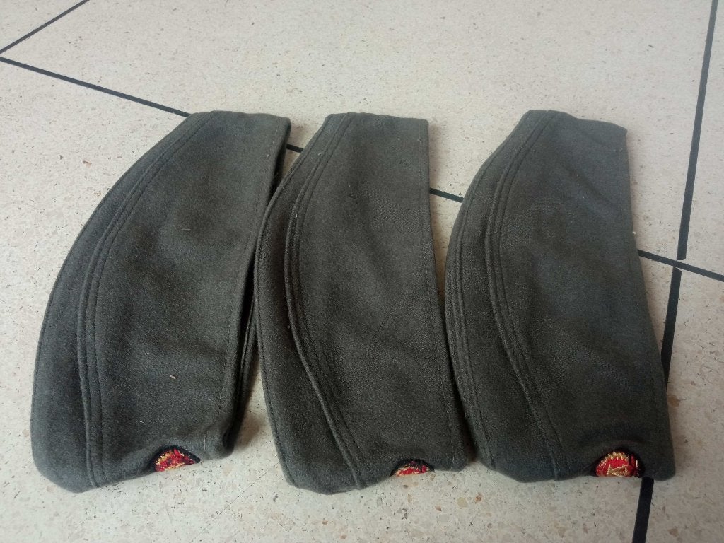 Militaria DDR 3x winterpet, Verzamelen, Militaria | Algemeen, Verzenden, Landmacht, Kleding of Schoenen