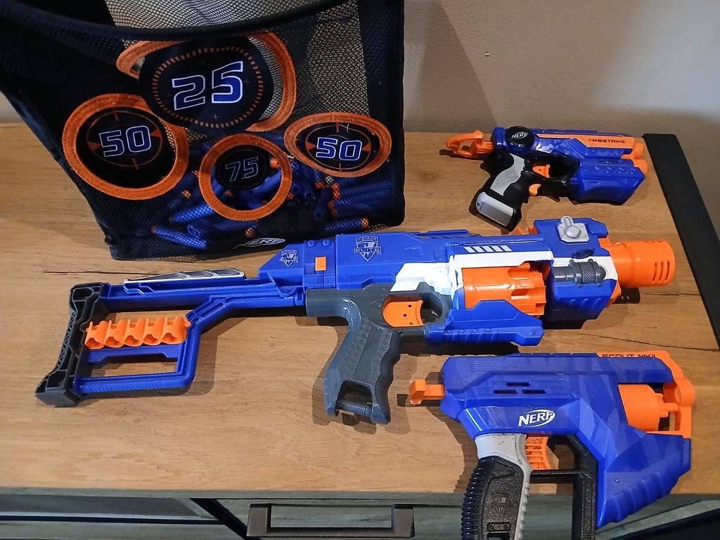 Collectie NERF geweren met bijhorend doel en kogels, Ophalen