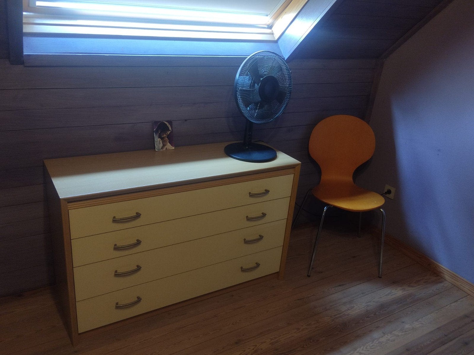 Meubels Slaapkamer, tafel en kledingkast. Alle 30 €
