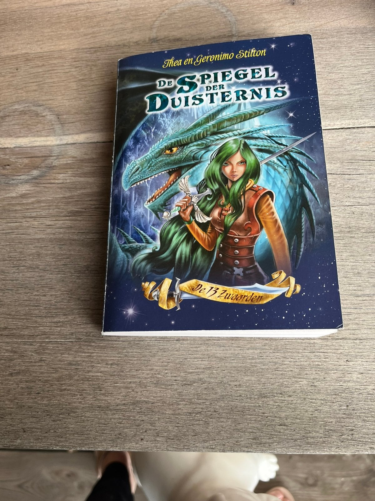Geronimo Stilton - De spiegel der duisternis, Enlèvement ou Envoi, Geronimo Stilton; Thea Stilton