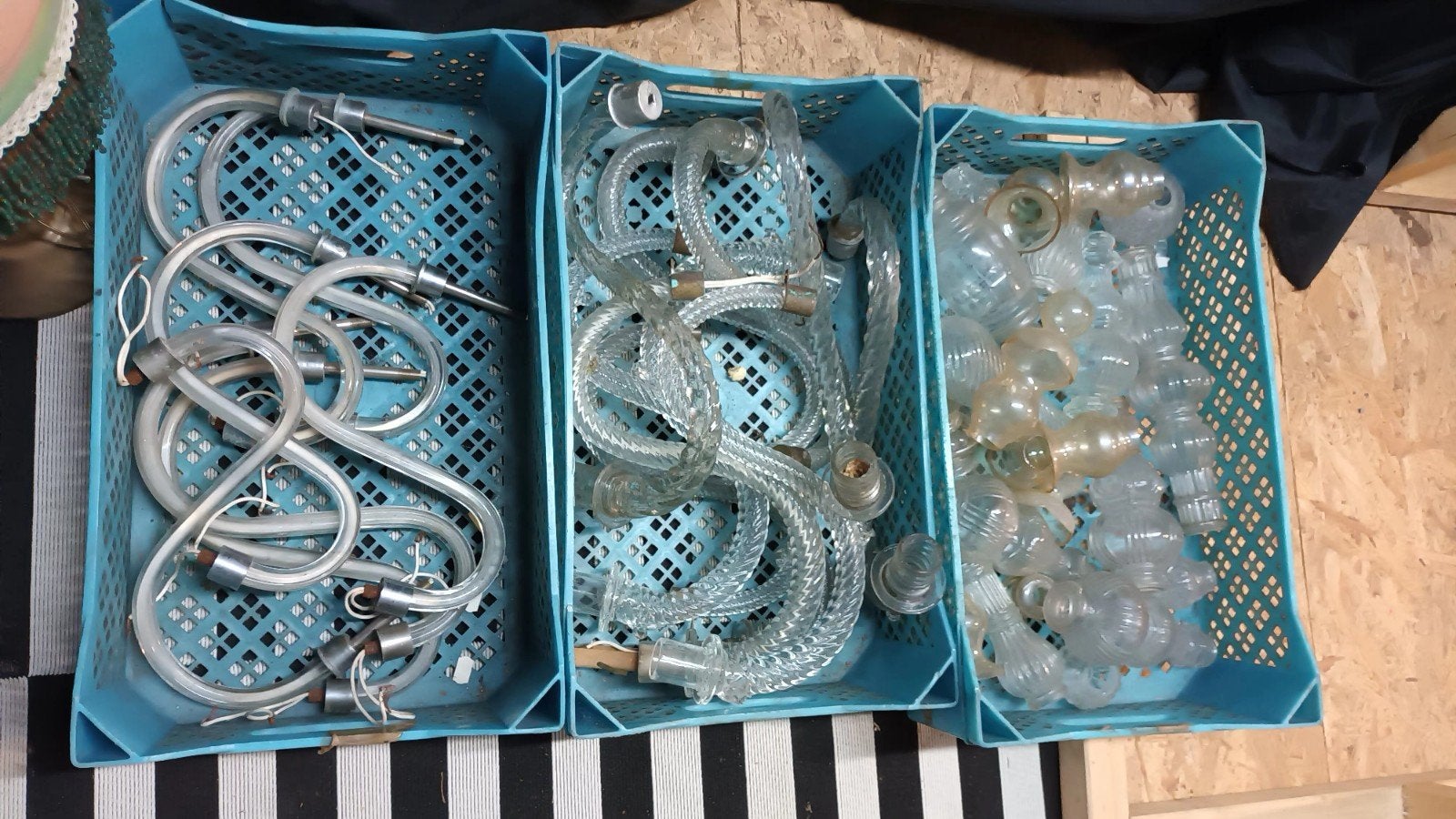 6 BACS DE PIÈCES LUSTRES MURANO., Enlèvement