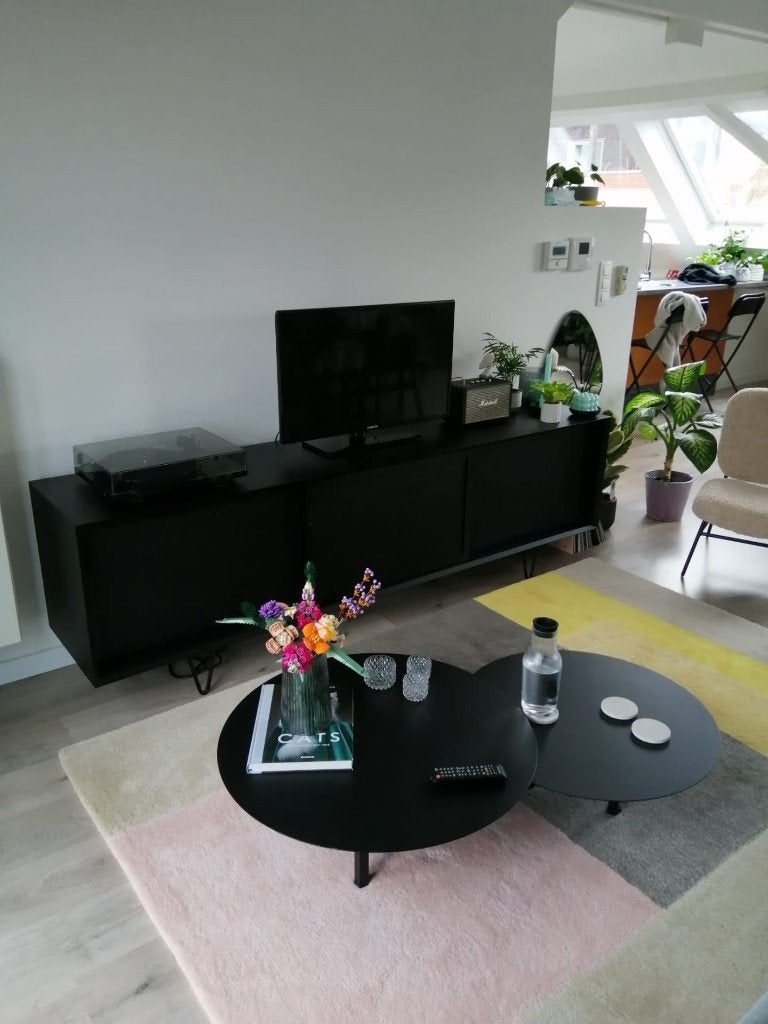 Zwart dressoir Oskar met rieten deuren 220 cm, Avec porte(s), 25 à 50 cm, 200 cm ou plus, Het dressoir heeft een uniek retro ontwerp met zuivere lijnen.