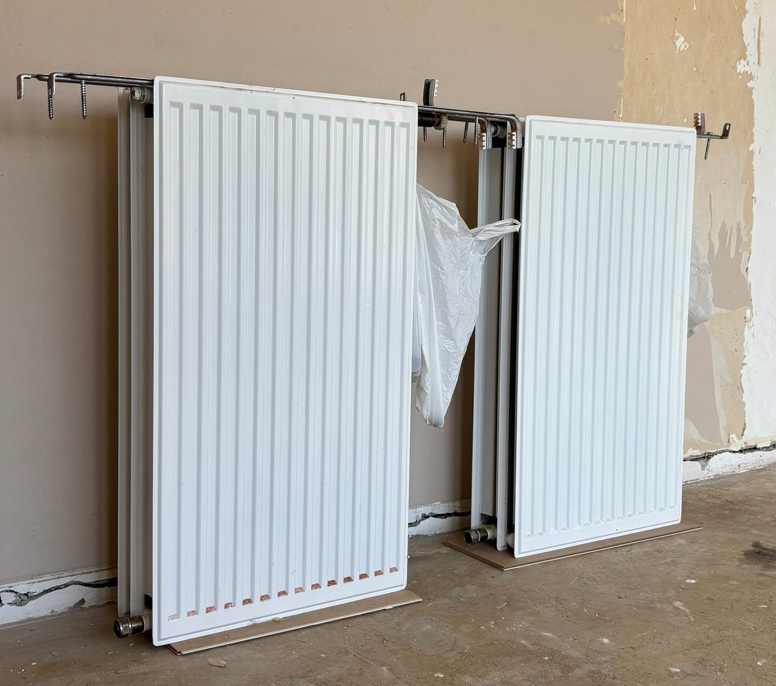 2x Radiateur (90 x 50 x 16 cm) Avec thermostat et fixations, Moins de 60 cm, Enlèvement, Utilisé, 80 cm ou plus