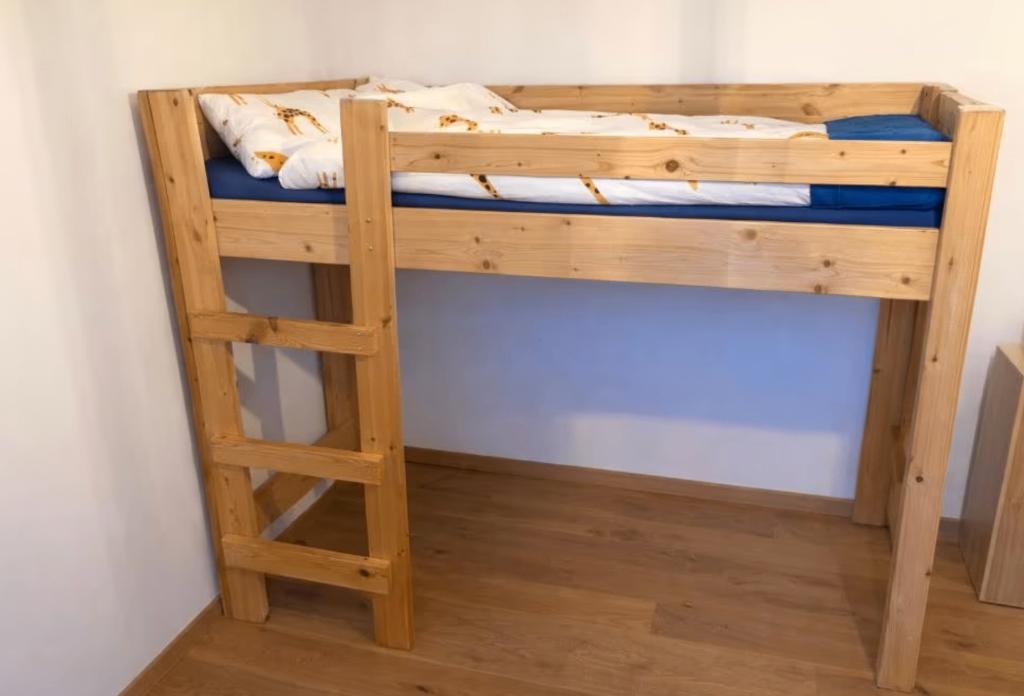 Lit mezzanine en bois massif pour enfants, Enfants & Bébés, Chambre d'enfant | Lits superposés & Lits mezzanines, Utilisé, Lit mezzanine