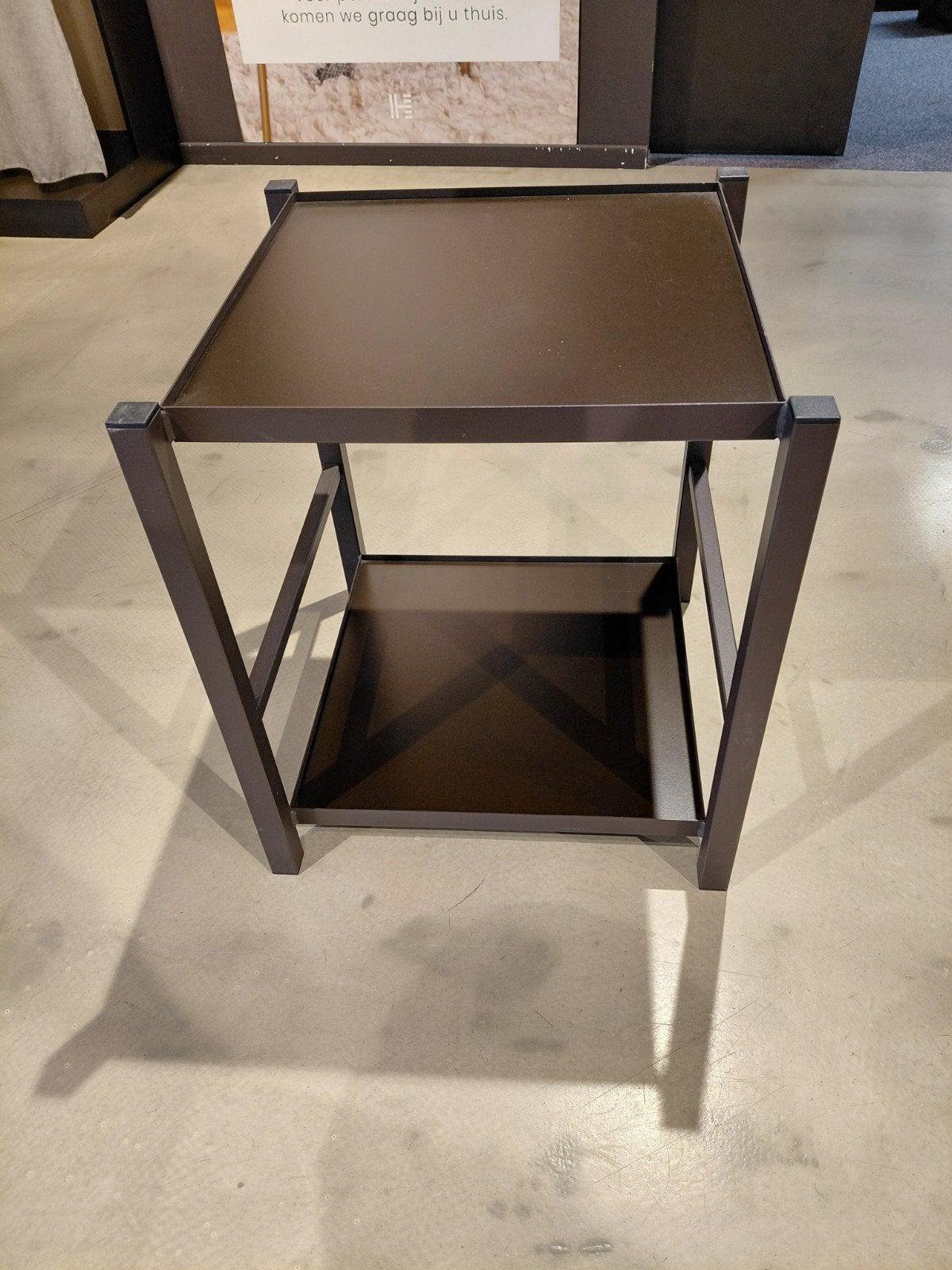 Bijzet tafels/rekken in bruin metaal met houten legplank., Enlèvement