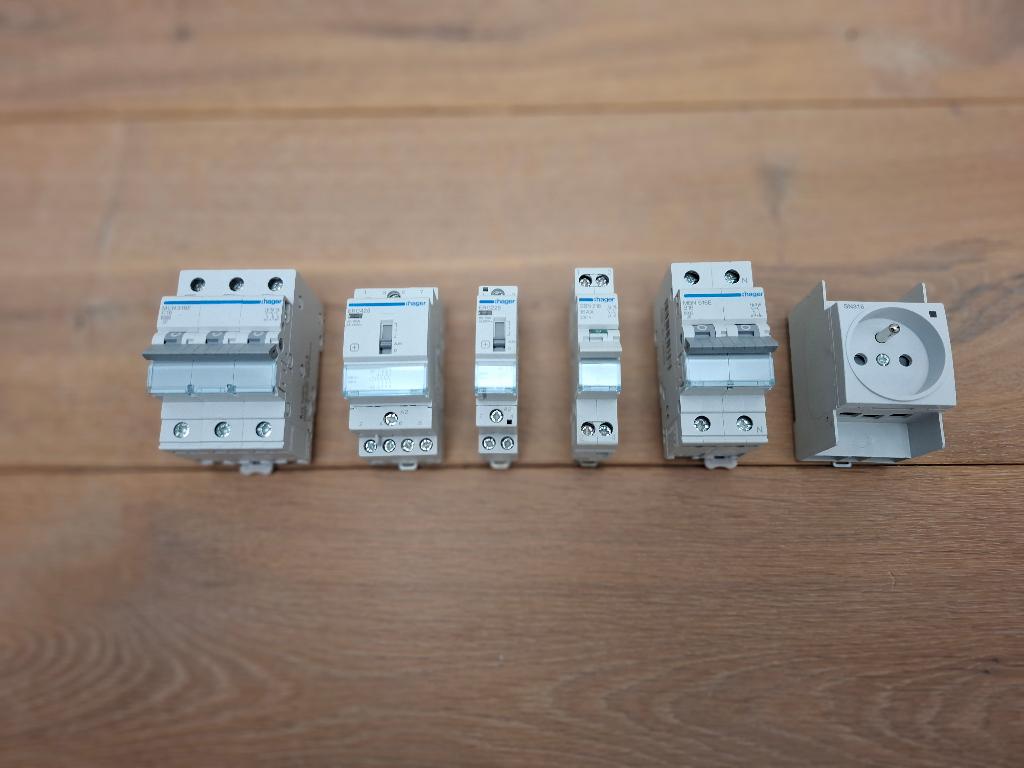 Hager - Installatieautomaten/Schakelaars/Stopcont. - NIEUW, Doe-het-zelf en Bouw, Verzenden, Nieuw, Overige typen