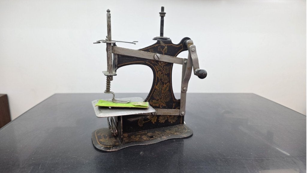 Antieke miniatuur kinder-naaimachine ca. 1900