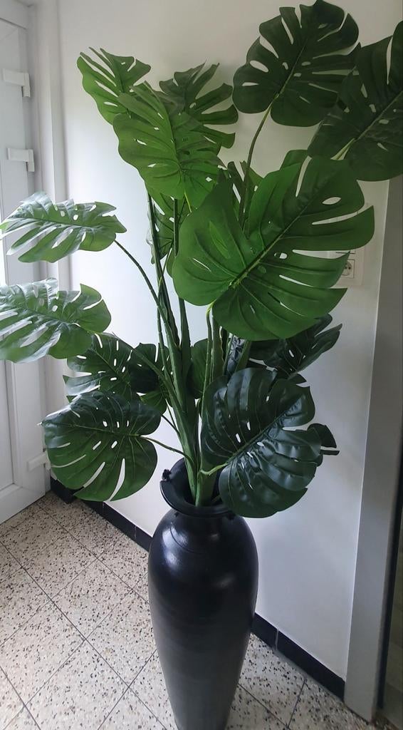 Vase avec une plante en plastique, Kunststof, Ophalen, Zwart