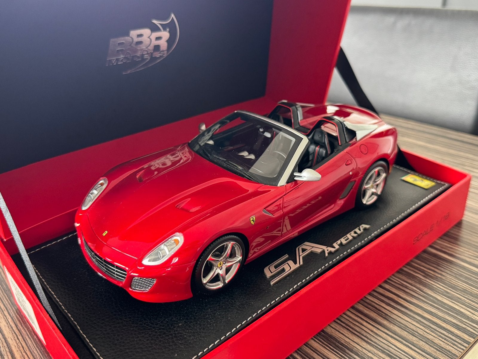 BBR Ferrari 599 SA Aperta rosso fuoco 1:18, Enlèvement