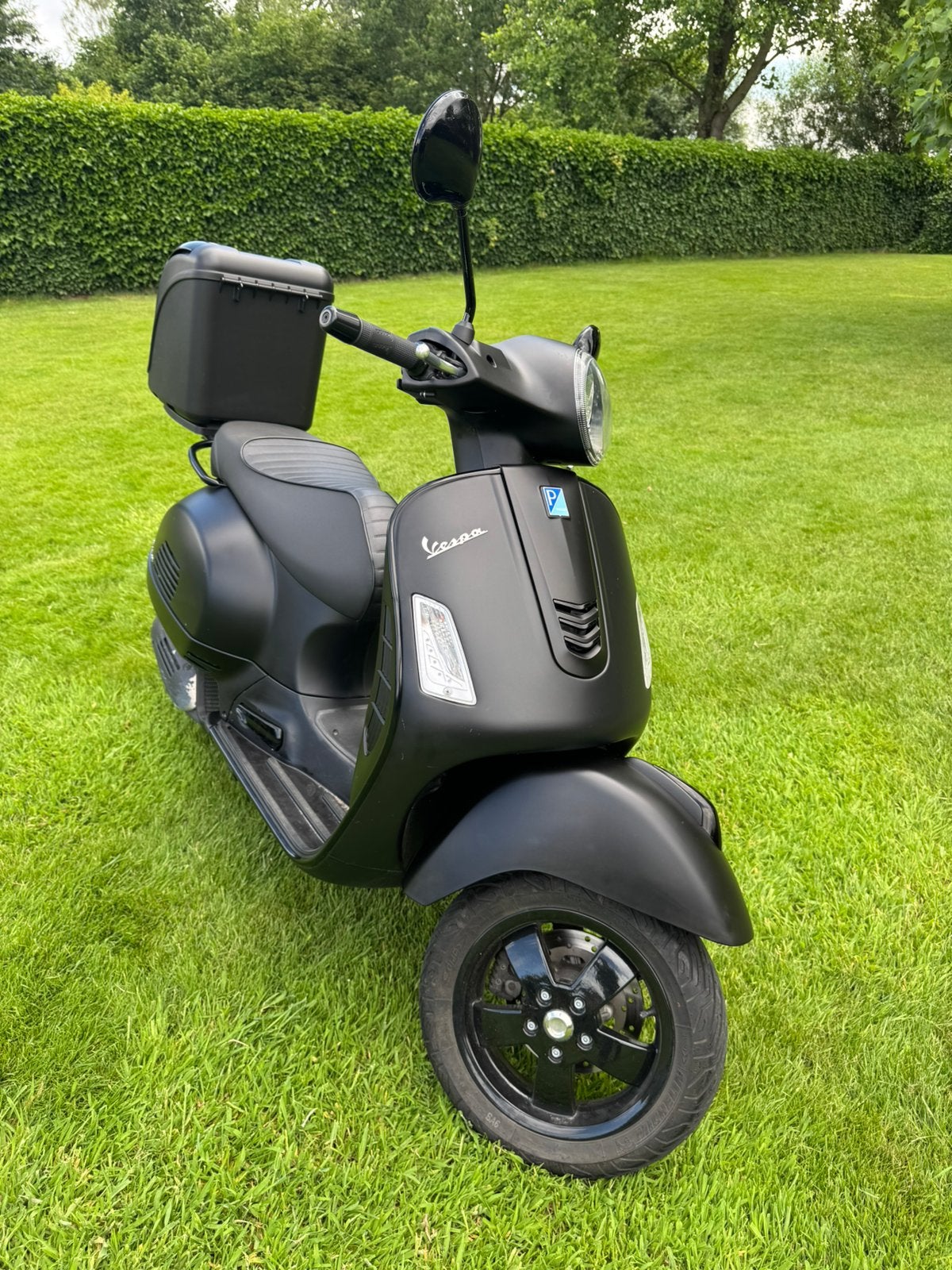 Vespa GTS 125cc editie Notte 7100km ( 2018 ), Fietsen en Brommers, Scooters | Vespa, Ophalen, Zo goed als nieuw