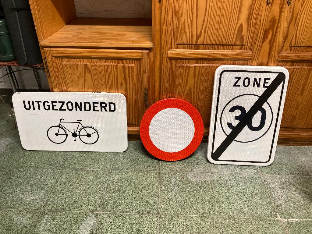 Verkeersborden voor mancave, Ophalen