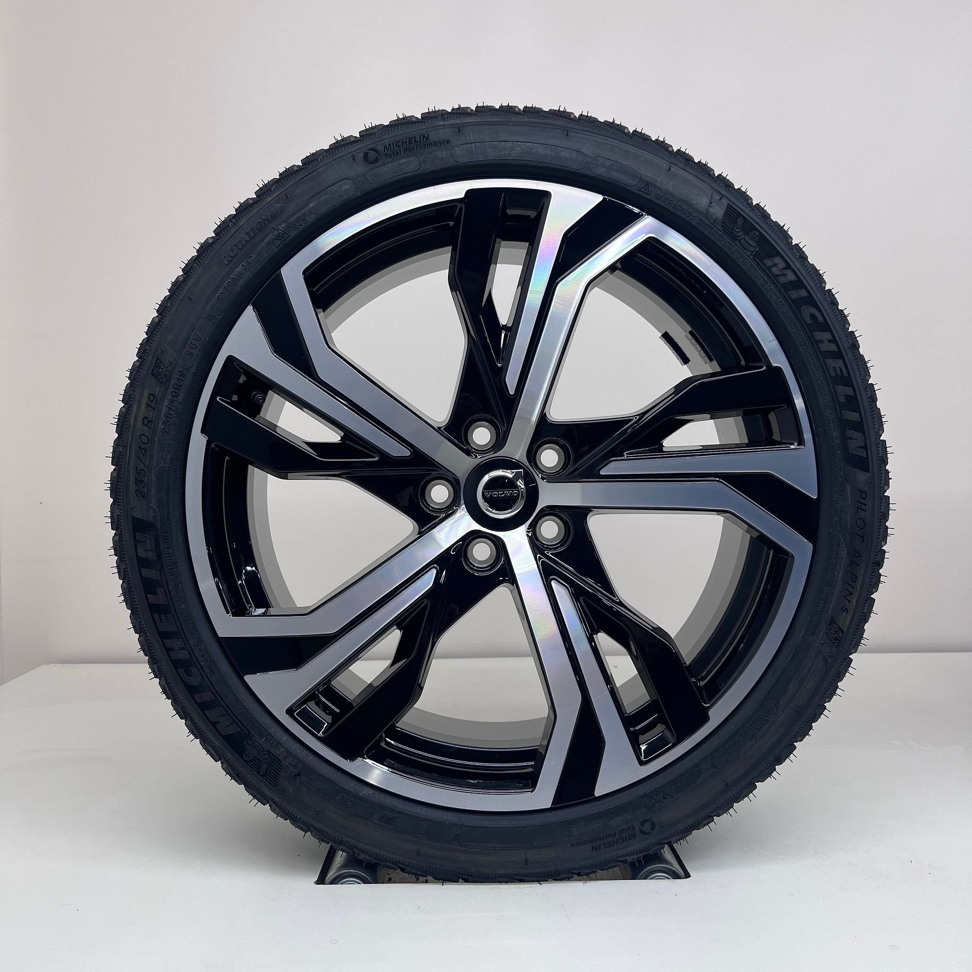 Volvo V60/S60 - 19 inch - winterbanden NIEUW, 19 inch, Banden en Velgen, Nieuw, 235 mm