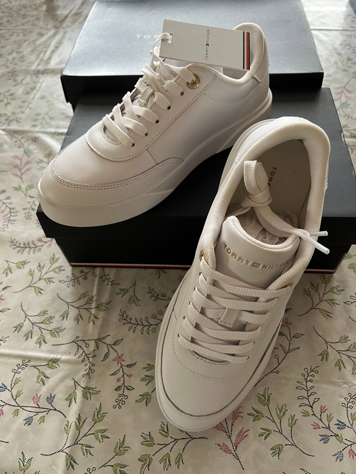 Nieuwe witte damessneakers Tommy Hilfiger maat 40, Wit, Nieuw, Ophalen of Verzenden, Sneakers
