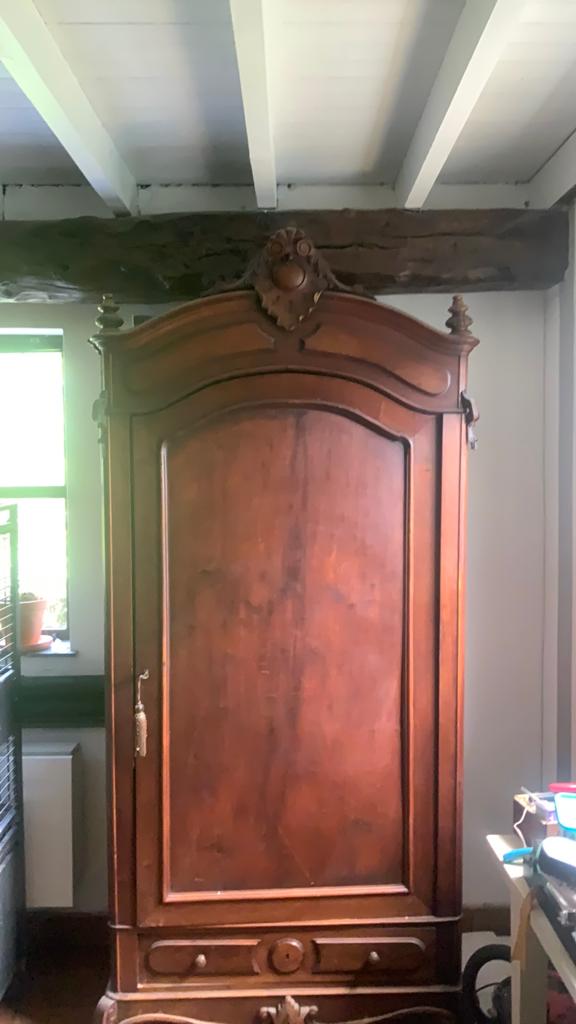 Antieke kast met legplanken, Ophalen