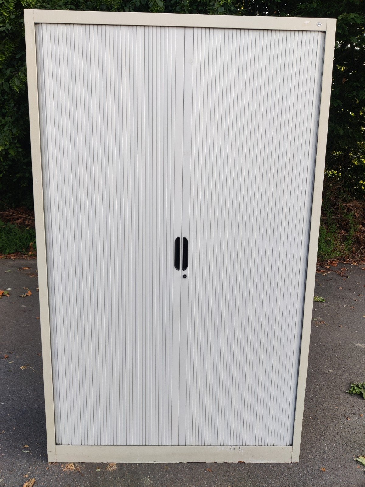 Grote roldeurkast, Ophalen