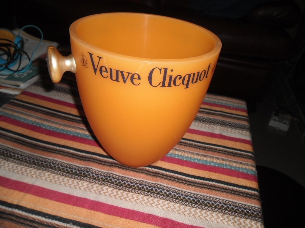 Veuve Cliquot champagne emmer, Ophalen