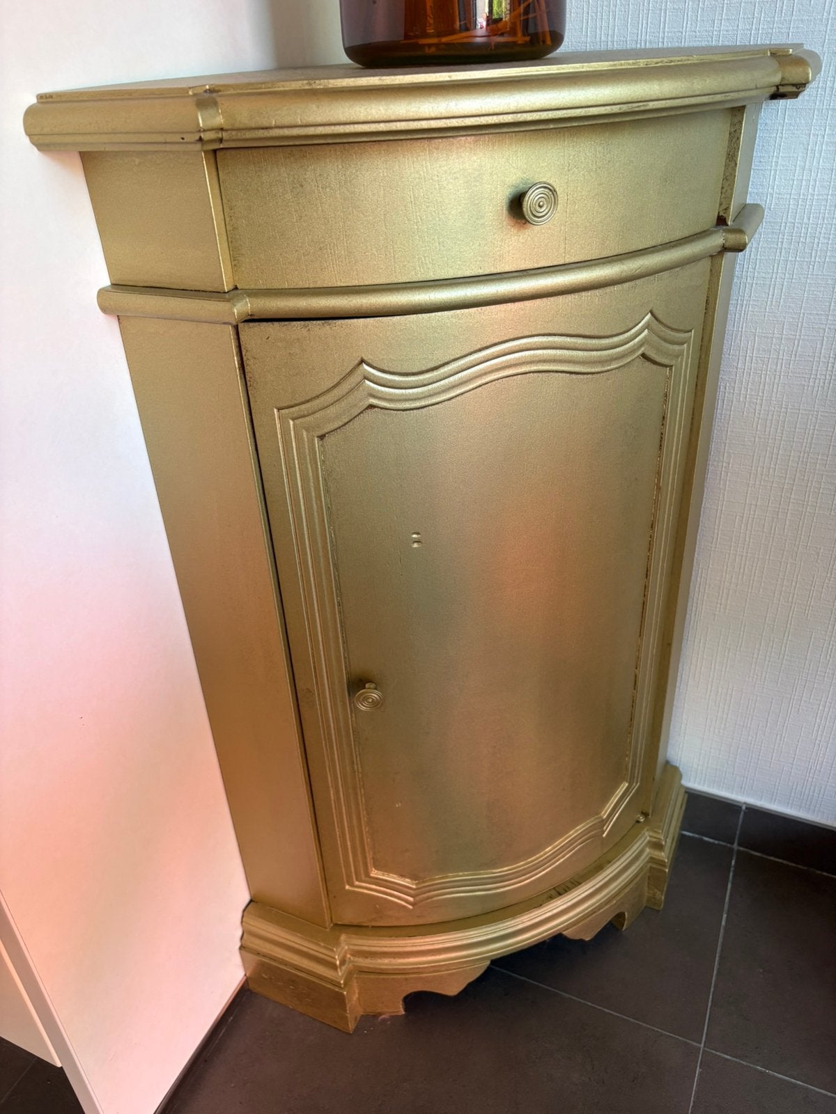 Gouden hoekkastje, Ophalen