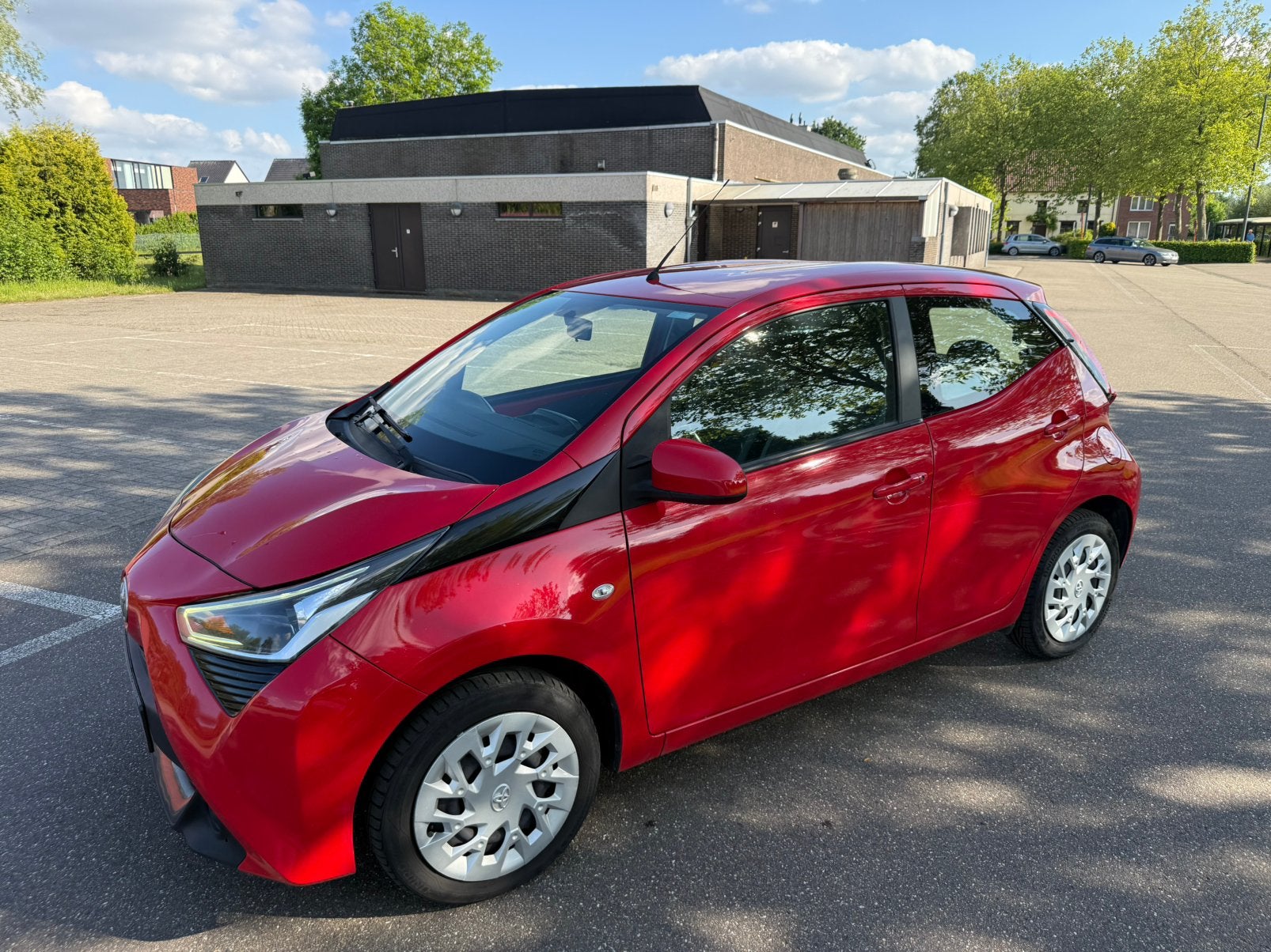 Toyota aygo 26/10/2018 benzine euro 6 D, Autos, Toyota, Rouge, Achat, 998 cm³, Entreprise