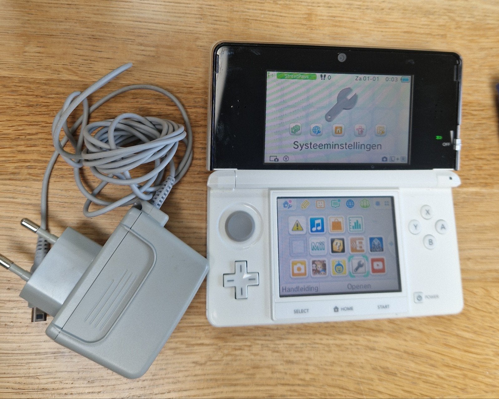 Nintendo 3DS white met stylus & oplader, Consoles de jeu & Jeux vidéo, Consoles de jeu | Nintendo 2DS & 3DS, Enlèvement, 3DS
