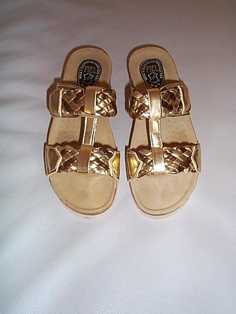 Prachtige VERA PELLE insteker goud leder 37 VP €115, Kleding | Dames, Schoenen, Nieuw, Vera pelle, Sandalen of Muiltjes, Ophalen of Verzenden