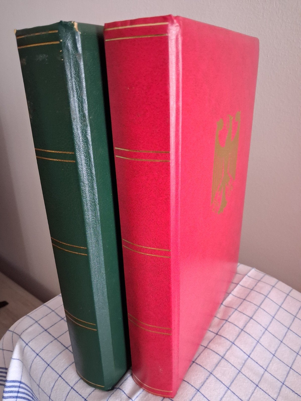 2 dikke postzegelalbums in goede staat (B), Postzegels en Munten, Verzenden, Gestempeld, Postzegelboek