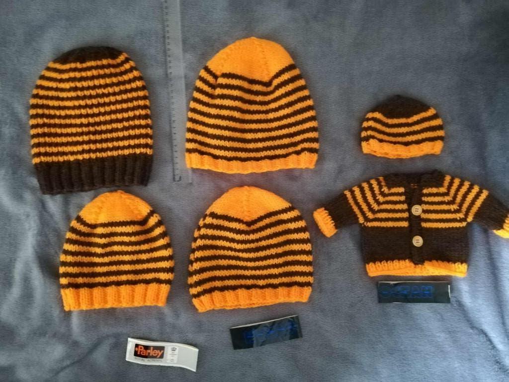 Chapeaux et gilet de poupée assortis, neufs, grand sale, Enlèvement ou Envoi, Neuf, Tricot, Aiguille
