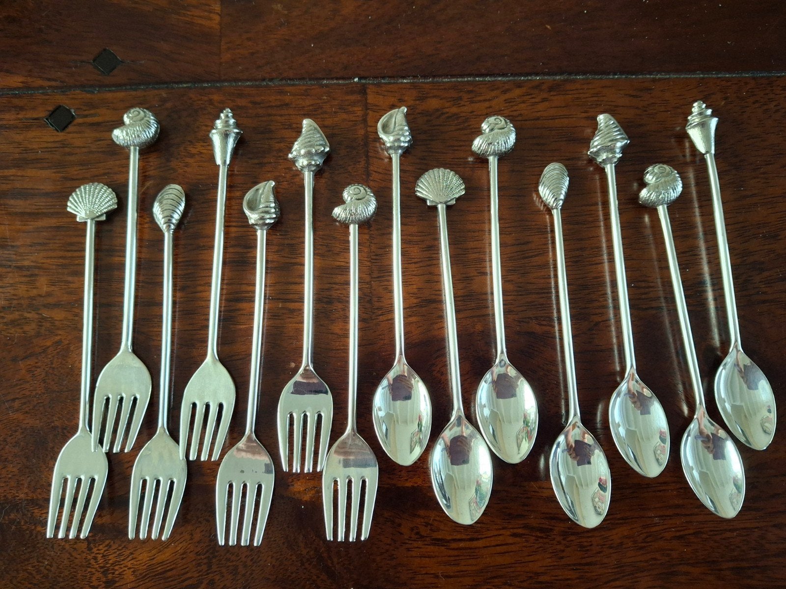 7 Gebaksvorkjes en 7 lepeltjes met schelpen.


Prachtig, Antiek en Kunst, Ophalen